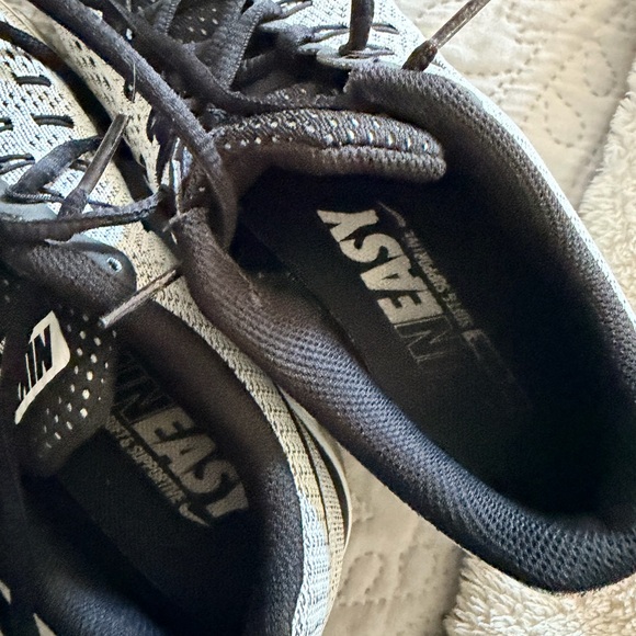 Nike Black and Gray Running Shoes - Picture 3 of 4